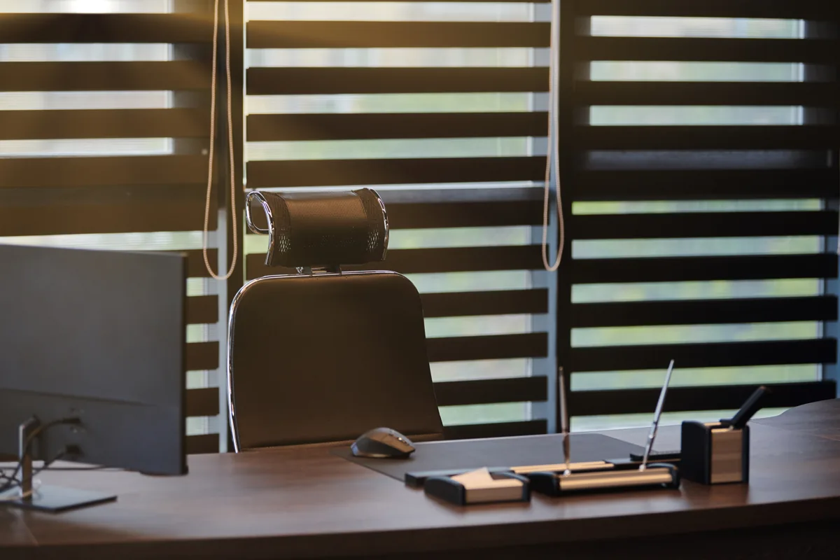 Layered blinds controlling daylight in an office